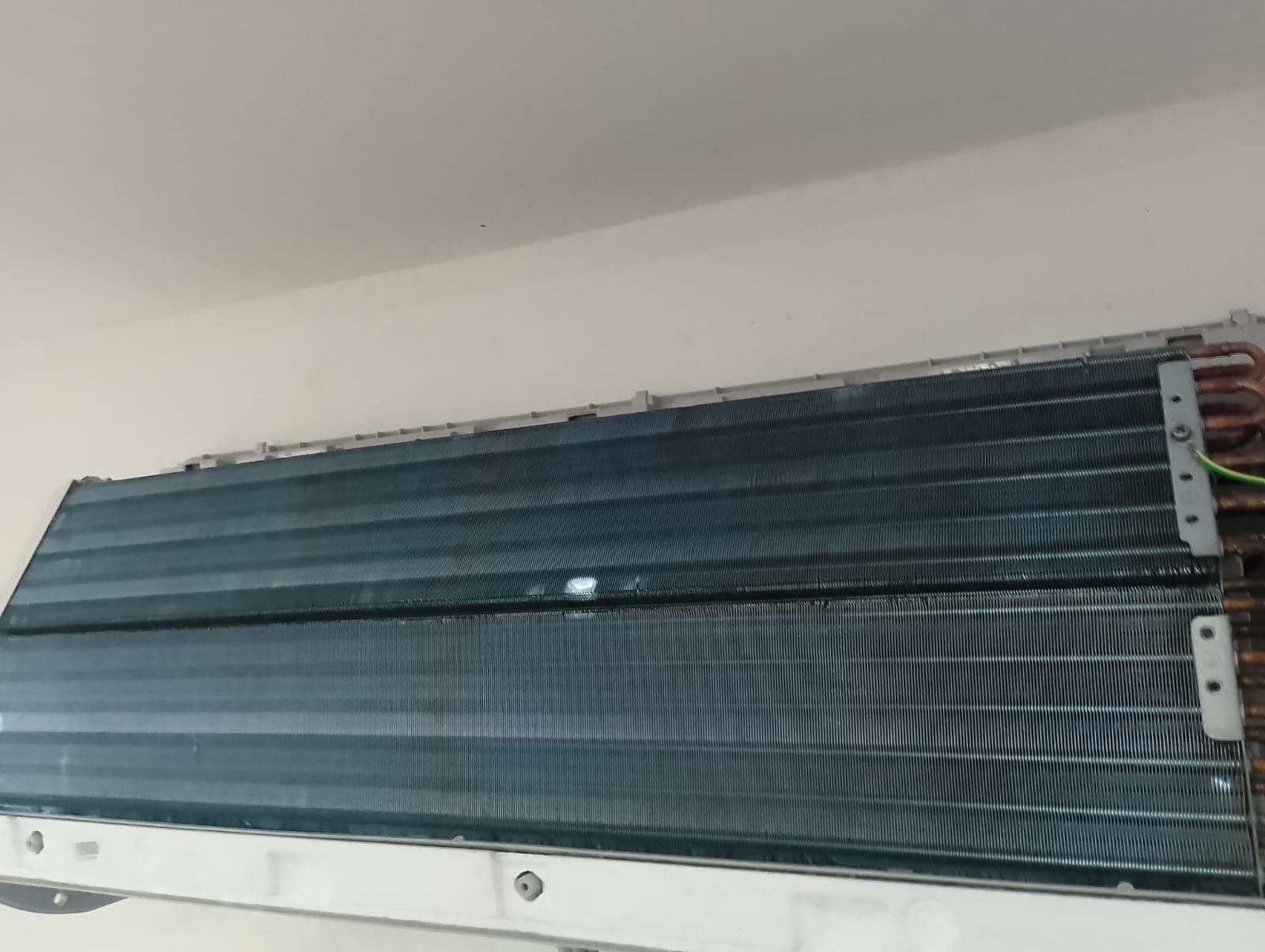 Ar-condicionado depois da limpeza, com componentes limpos