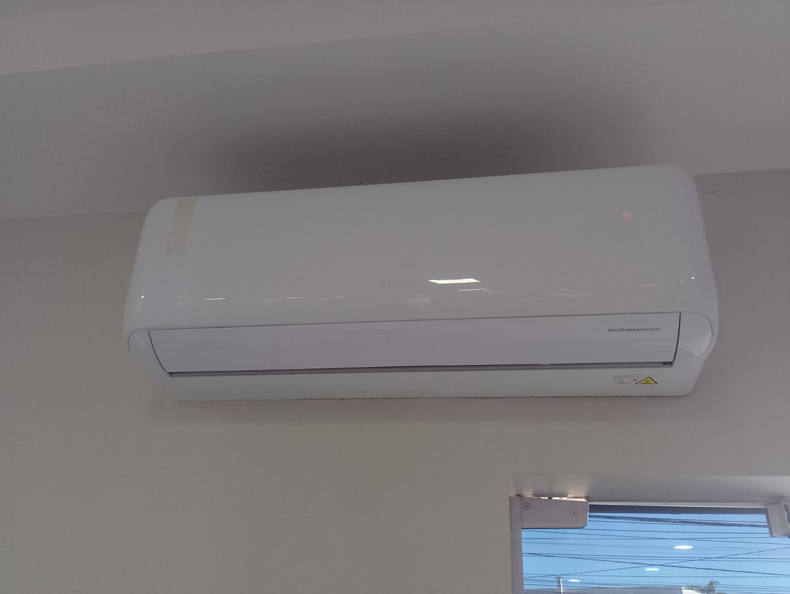 Aparelho split limpo e instalado na parede